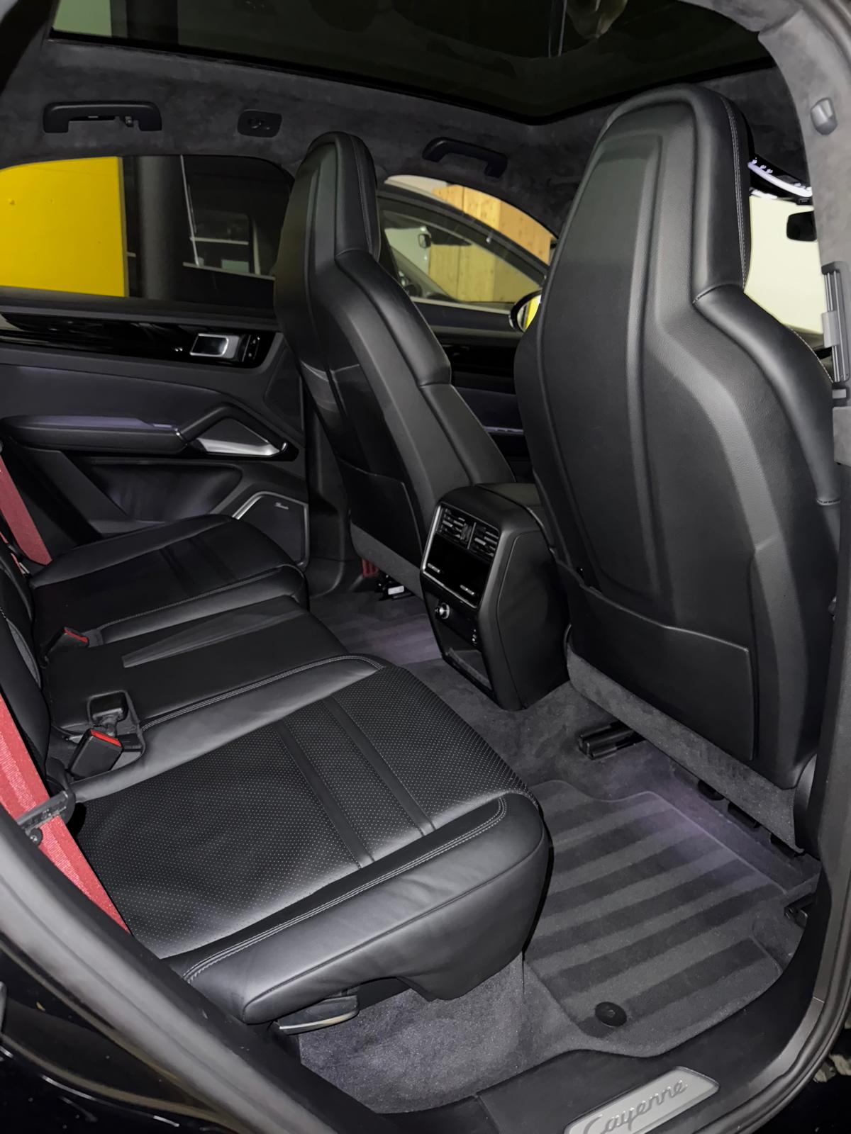 Sauberer Fahrzeuginnenraum nach Detailing